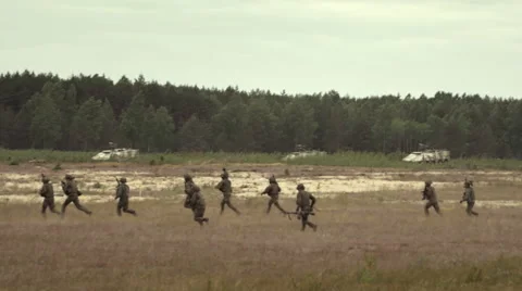 Soldiers run with weapons 스톡 동영상 67257708