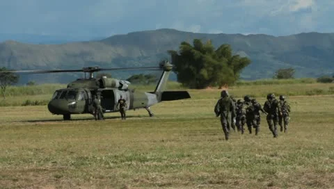 Soldiers running toward black hawk to get on it (HD)c  Vidéo 11235554