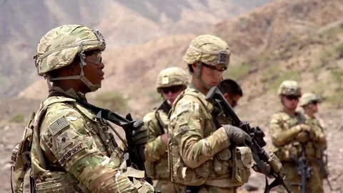 Soldiers stand in line for live fire exercise in Djibouti Vidéo 90373508