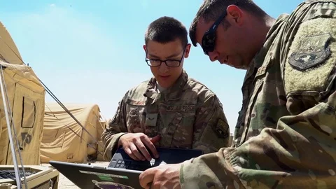 Soldiers using laptop computer during communications system setup Vídeos de archivo 92522830