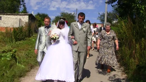 The solemn procession of the bride, Rural wedding traditions Stock-Footage 327870636
