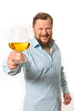Solid bearded man in shirt tasting whisky studio portrait Foto stock