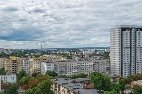 Solid cloud cover over the city at beginning of thunderstorm Fotos Stock