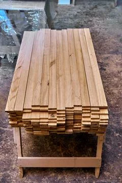 Solid ok boards for edge-glued wood panels in workshop Stock-Fotos
