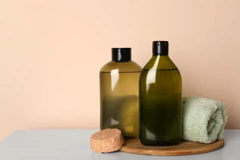 Solid shampoo bar and bottles of cosmetic product on white table, space for.. 스톡 사진