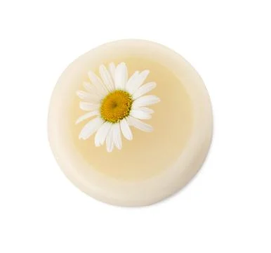 Solid shampoo bar and chamomile isolated on white, top view. Hair care Foto stock