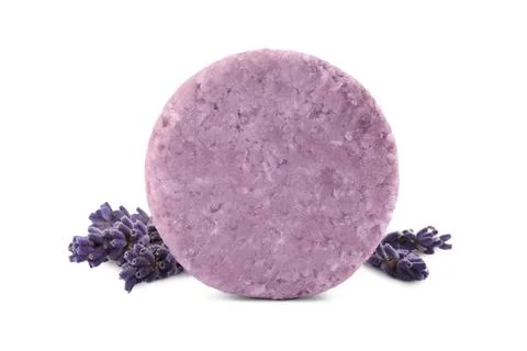 Solid shampoo bar and lavender flowers on white background. Hair care Foto stock