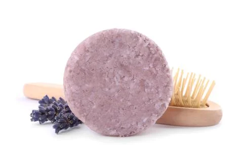 Solid shampoo bar and lavender flowers on white background. Hair care Foto stock