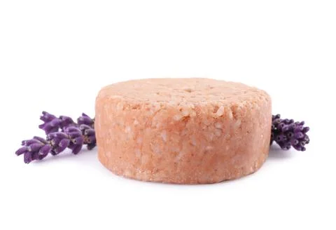 Solid shampoo bar and lavender flowers on white background. Hair care Foto stock