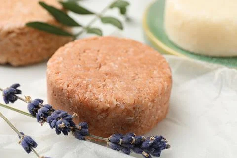 Solid shampoo bar and lavender on light table, closeup Foto stock