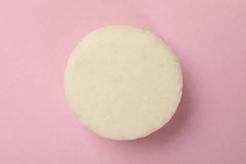 Solid shampoo bar on pink background, top view. Hair care Foto stock