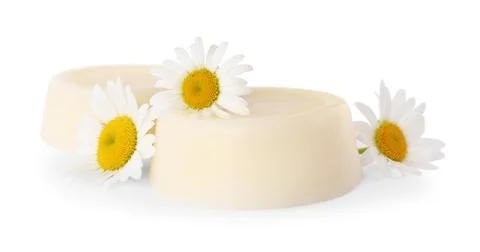 Solid shampoo bars and chamomiles on white background. Hair care Foto stock