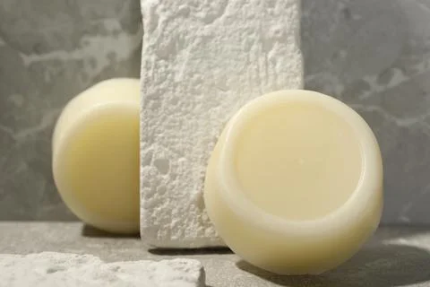 Solid shampoo bars on grey marble background, closeup. Hair care Foto stock