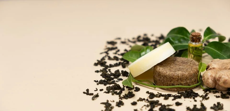 Solid shampoos made from ginger, green tea and oils. Natural cosmetics for .. 스톡 사진
