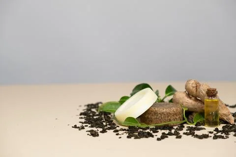 Solid shampoos made from ginger, green tea and oils. Natural cosmetics for hair Stockfoto's