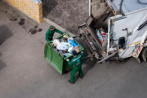 Solid waste collection workers loading garbage truck, Moscow,15.04.2021 Stock-Fotos