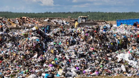 Solid waste disposal on landfill. Landfill with solid household waste. Vidéo 218433753
