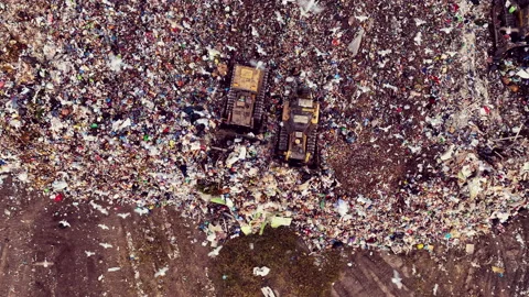 Solid waste disposal on landfill. Landfill with solid household waste. Vidéo 218454156