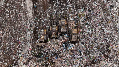 Solid waste disposal on landfill. Landfill with solid household waste. Vidéo 218458076