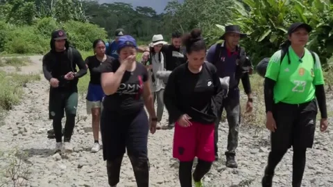 Solidarity among migrants, the difference between dying or surviving in the Dari Stock Footage 289327434