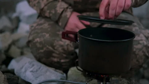 Solider boiling water on bonfire 库存影片 167303185