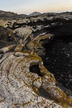 Solidified lava flow creating unique rock formations at sunset Foto stock
