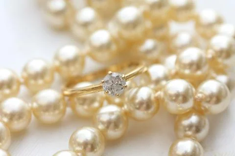 Solitaire diamond ring on pearls Stock Photos