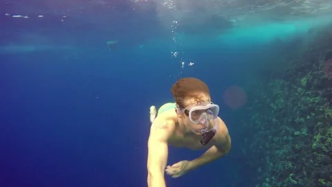 Solo Man Free Diving Through Turquoise Tropical Waters 스톡 동영상 83106696