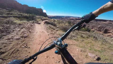 Solo Man Mountain Biking Fast Down A Scenic Desert Trail Video stock 104429772