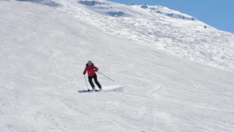 Solo skier gliding gracefully moving smoothly down mountains Vídeo Stock 323205442