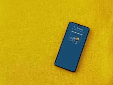 SoloLearn - Learning coding app launch screen with logo on the display of a b Foto stock