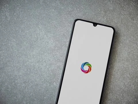 SoloLearn - Learning coding app launch screen with logo on the display of a b Foto stock