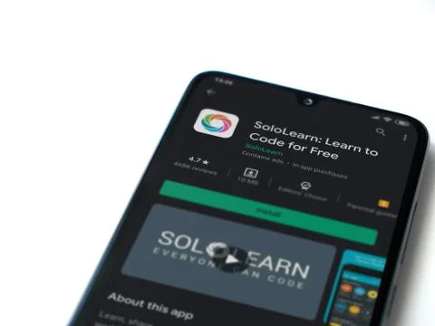 SoloLearn - Learning coding app play store page on the display of a black mob Fotos de archivo