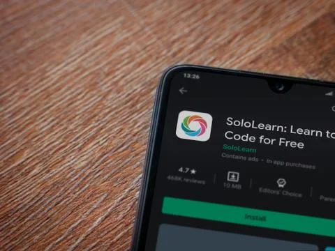 SoloLearn - Learning coding app play store page on the display of a black mob Fotos de archivo