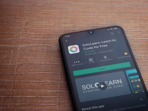 SoloLearn - Learning coding app play store page on the display of a black mob Stock Photos