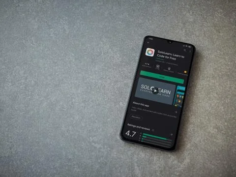 SoloLearn - Learning coding app play store page on the display of a black mob Fotos de archivo