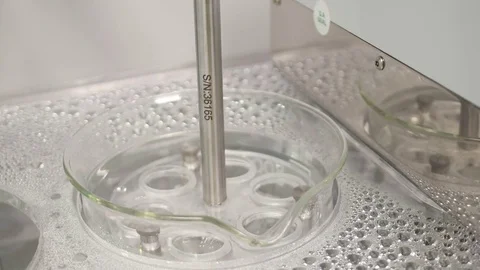 Solution of chemicals. Pendulum plate. Stock-Footage 70390617