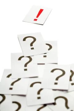 Solution concept - exclamation mark on top of a lot of question marks Foto stock