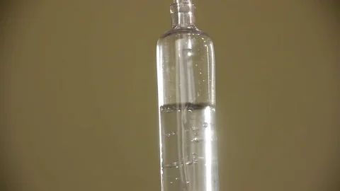 Solution drips into a tube Video stock 76950951
