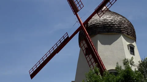 Solvang's Iconic Windmill Under a Clear Blue Sky, California Stockbeeldmateriaal 276903005