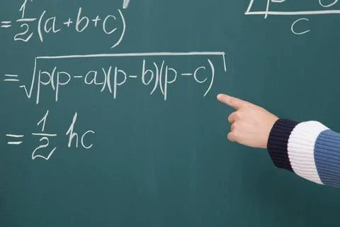 Solve math problems Trainee solve math problems written in chalk on the bl... Stockfoto's