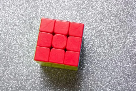 Solved Rubik's cube on a gray shiny surface - problem solution concept Foto stock