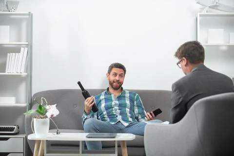 Solving problem, alcohol addiction, drunk man and alcohol abuse. Social service Foto stock