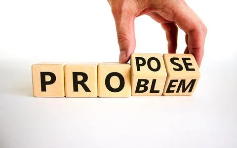 Solving a problem and propose symbol. Businessman turns wooden cubes, changes Foto stock