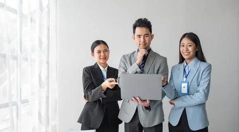 Solving problems as one team. Asian young team of male and female working Foto stock