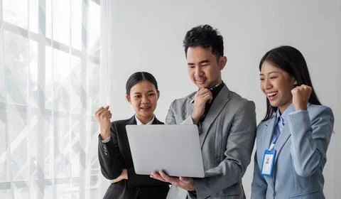 Solving problems as one team. Asian young team of male and female working Foto stock