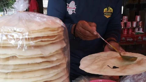 Some areas in West Sumatra call crackers laweh (wide). Video stock 254954477