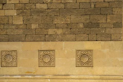 Some bas-reliefs on a brick wall in Baku, Azerbaijan Stockfoto's