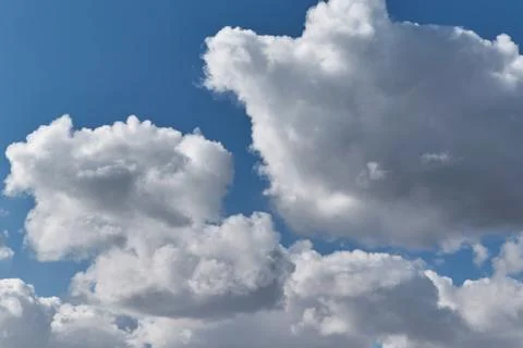 Some big Cumulus clouds on a clear blue sky. Foto stock