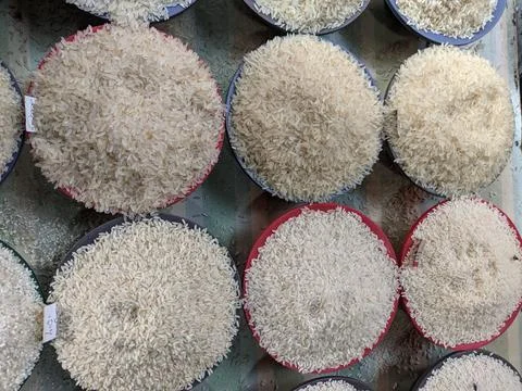 Some Blows of different types of rice samples on top a table Stock Photos